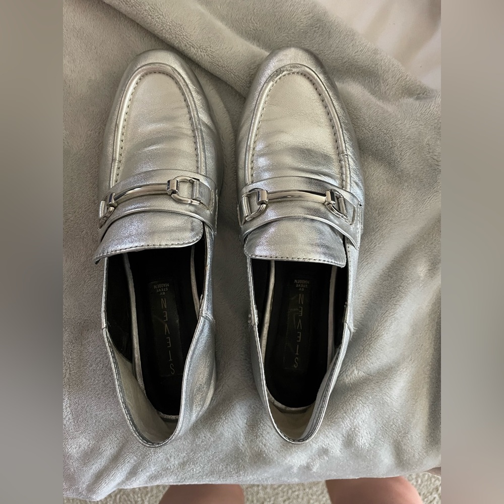 Excellent condition silver loader flat Steve Madden